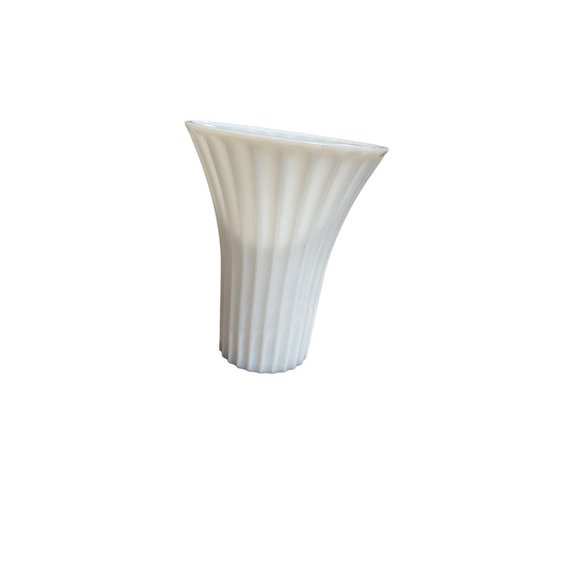 VTG Milk Glass Fluted Rippled Vase - Picture 3 of 8